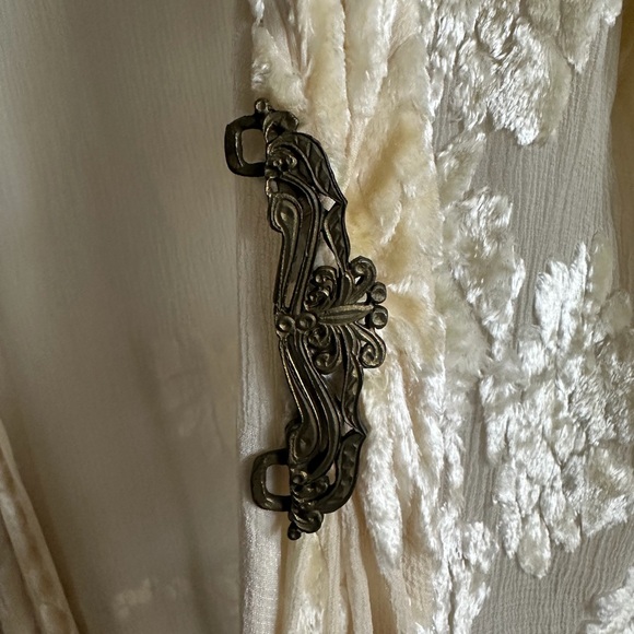 Vintage Elegant Cream Sheer Floral Velvet Robe with Metal Clasp - Picture 8 of 10
